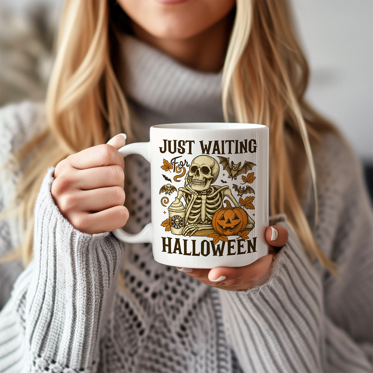 Cana Halloween 330ml – Schelet si Dovleac, Design Retro Cu Text Just Waiting for Halloween
