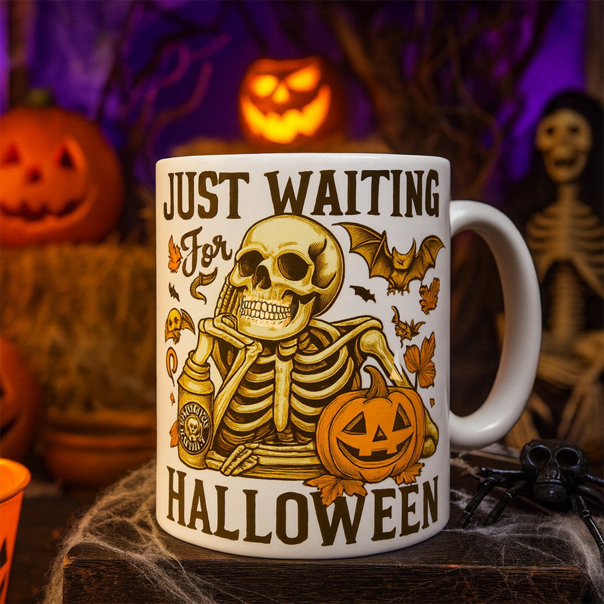 Cana Halloween 330ml – Schelet si Dovleac, Design Retro Cu Text Just Waiting for Halloween