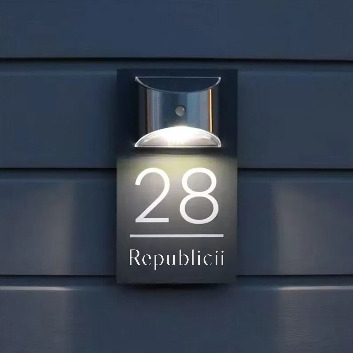 Placă de casă neagră cu numărul 28, strada Republicii și lampă deasupra