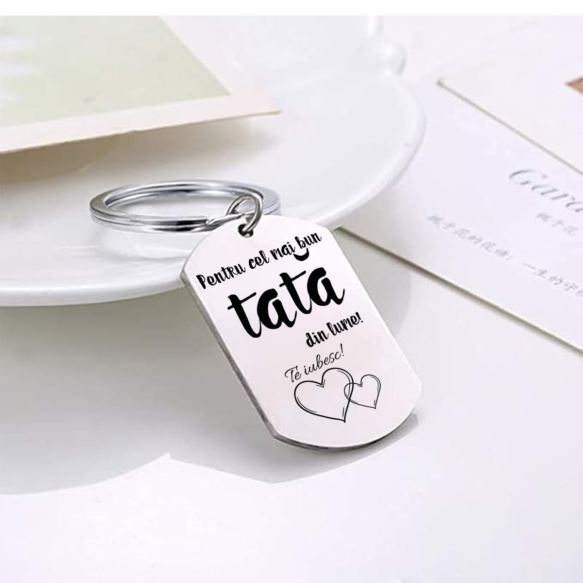 Set Cadou Pentru Mama si Tata, 2 Brelocuri, gravate cu Mesaj ”” Cea mai buna mama din lume / Cel mai bun Tata din Lume”