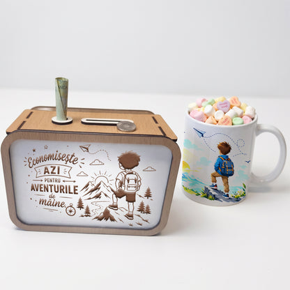 Set Cadou Băiat – Pușculiță din Lemn și Cană Personalizată "Aventurile de Mâine"