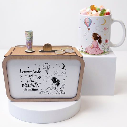 Set Cadou Fetiță – Pușculiță din Lemn și Cană Personalizată "Visurile de Mâine"