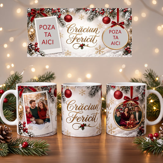 Cană din ceramică personalizată cu două poze și mesajul Crăciun Fericit, prezentată din trei unghiuri