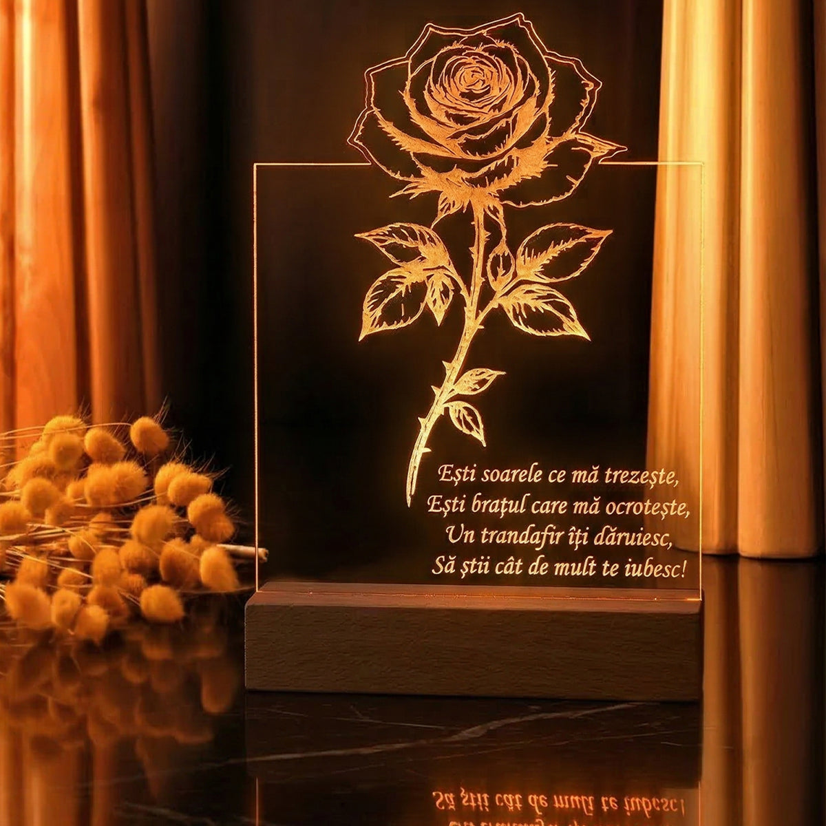 Lampa decorativa JOYSTOS cu lumina calda portocalie si suport din lemn pe o masa eleganta de marmura