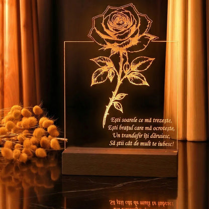 Lampa decorativa JOYSTOS cu lumina calda portocalie si suport din lemn pe o masa eleganta de marmura