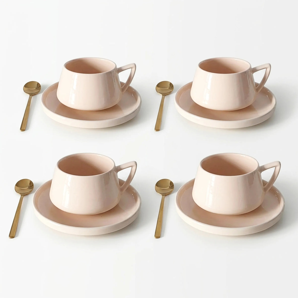 Set de 4 cești bej din ceramică, cu farfurioare și lingurițe aurii