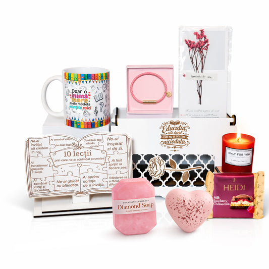 Set Cadou Premium 9 Piese JOYSTOS, pentru Invatatoare, Educatoare sau Profesoara, Bratara Impletita cu Pandantiv, Cana Personalizata, Cutie Lemn Gravata pentru Amintiri, Felicitare Flori Uscate si Accesorii Rasfat