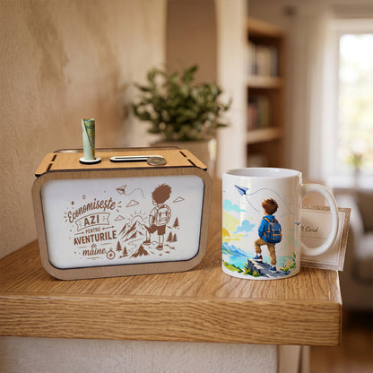 Set Cadou Băiat – Pușculiță din Lemn și Cană Personalizată "Aventurile de Mâine"