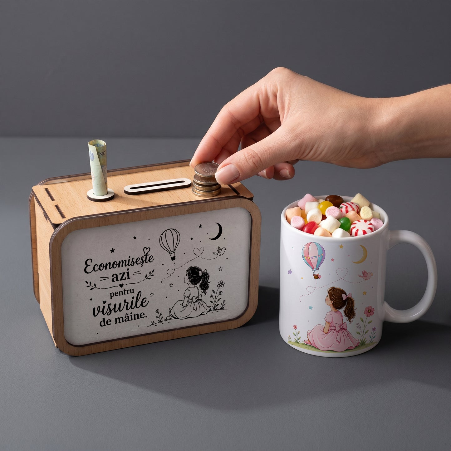 Set Cadou Fetiță – Pușculiță din Lemn și Cană Personalizată "Visurile de Mâine"