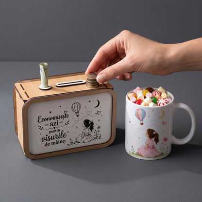 Set Cadou Fetiță – Pușculiță din Lemn și Cană Personalizată "Visurile de Mâine"