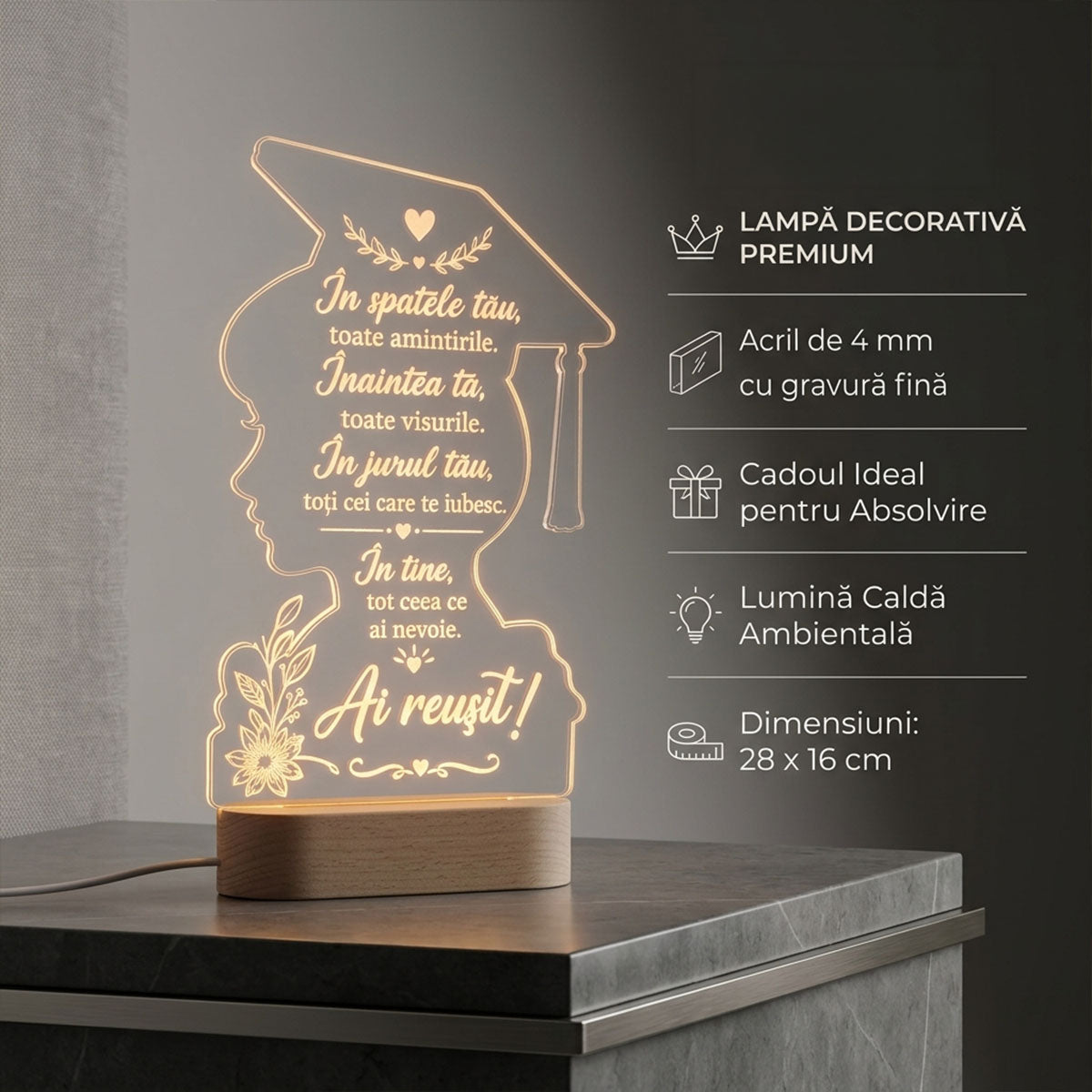 Lampă cadou pentru absolventă lângă tocă și diplomă