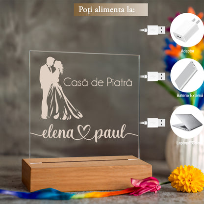 Lampa Decorativa Personalizata JOYSTOS, Baza din Lemn cu LED si Placa de Acril Gravata cu Mesaj ”Casa de Piatra”, 17x15 cm, Alimentare USB