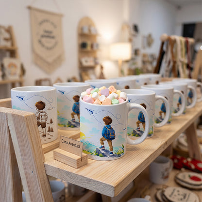 Set Cadou Băiat – Pușculiță din Lemn și Cană Personalizată "Aventurile de Mâine"