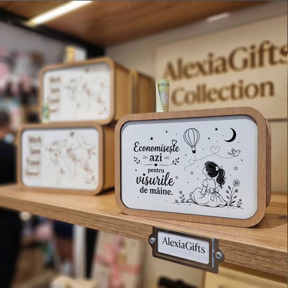 Set Cadou Fetiță – Pușculiță din Lemn și Cană Personalizată "Visurile de Mâine"