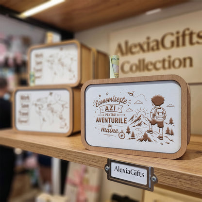 Set Cadou Băiat – Pușculiță din Lemn și Cană Personalizată "Aventurile de Mâine"