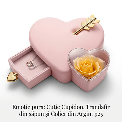 Prezentare set cadou Cupidon cu colier, trandafir și pungă roz
