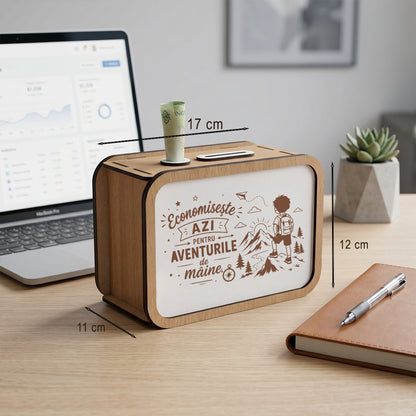 Set Cadou Băiat – Pușculiță din Lemn și Cană Personalizată "Aventurile de Mâine"