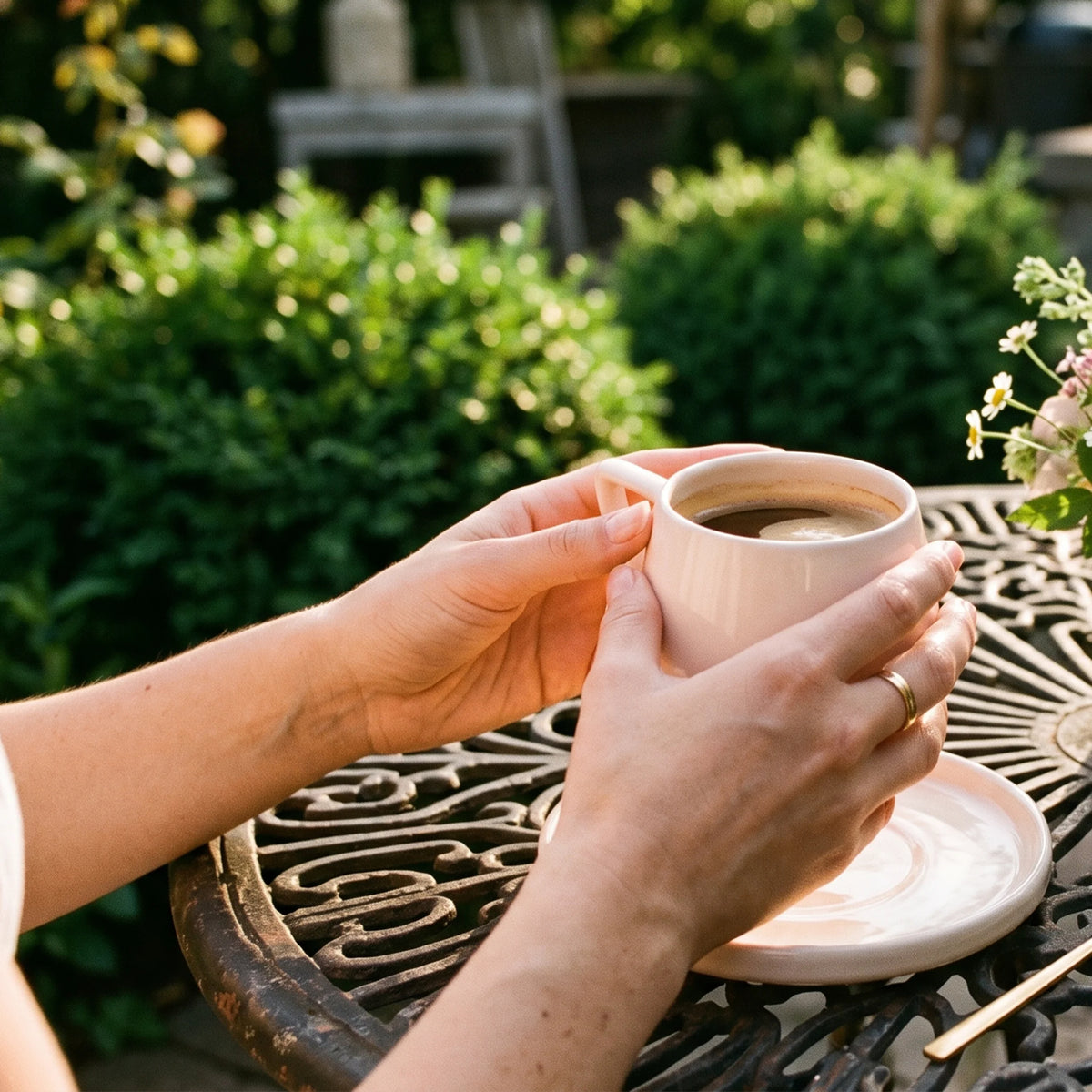 Ceașcă bej din ceramică folosită la o pauză de cafea în grădină