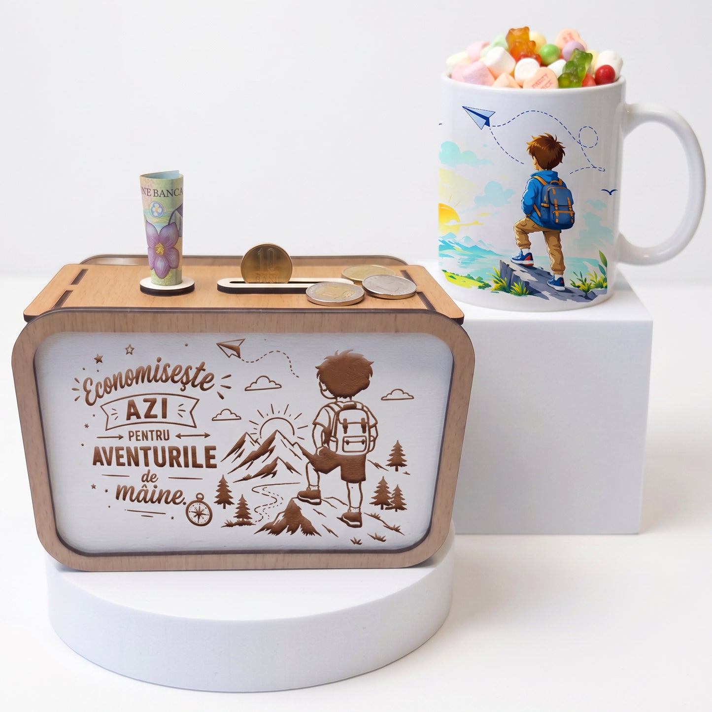 Set Cadou Băiat – Pușculiță din Lemn și Cană Personalizată "Aventurile de Mâine"