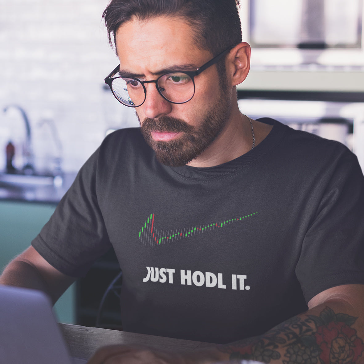 Tricou Joystos, Negru, Bumbac 100%, 150 g/mp, Unisex, Cu mesaj "JUST HODL IT." si grafica Crypto