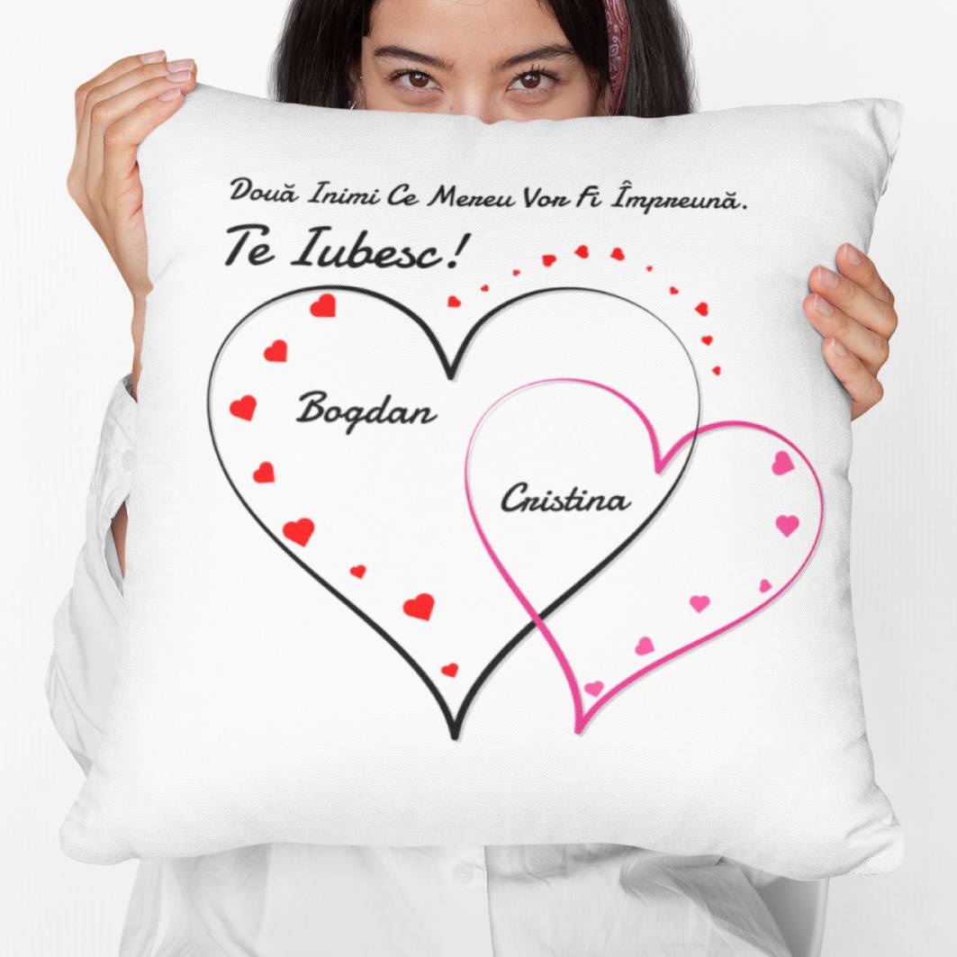 Perna Decorativa Cuplu, 40x40 cm, Personalizata Cu Mesaj "Eu Si Tu" Si Doua Nume In Inimioare