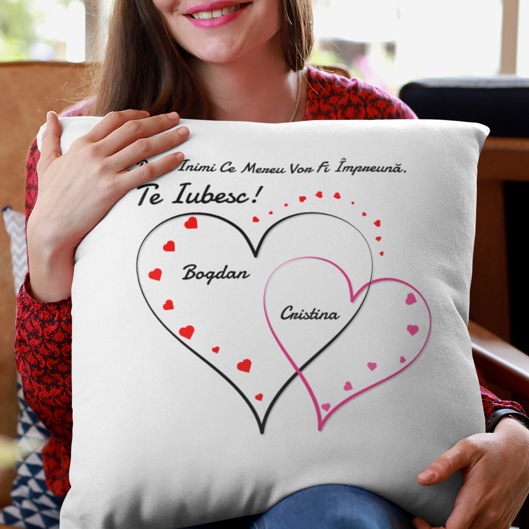 Perna Decorativa Cuplu, 40x40 cm, Personalizata Cu Mesaj "Eu Si Tu" Si Doua Nume In Inimioare