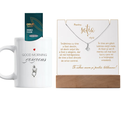 Set Cadou pentru Sotie - Colier din Argint 925 cu Pandant Placat cu Aur Alb 14K, Lampa Personalizata, Cana Ceramica si Ceai Aromat