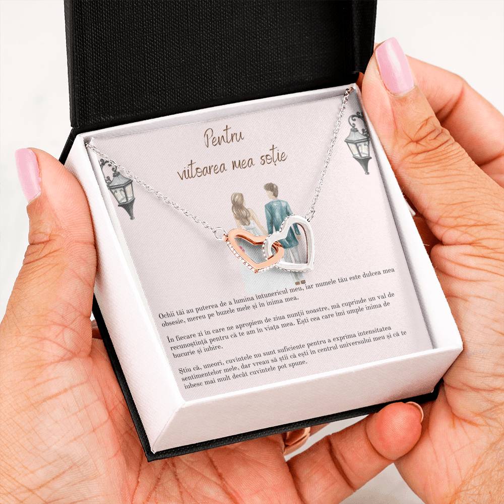 Cadou pentru sotie: Colier inimi interconectate, placat aur alb 14K, si card cu mesaj 'Pentru Viitoarea Mea Sotie'