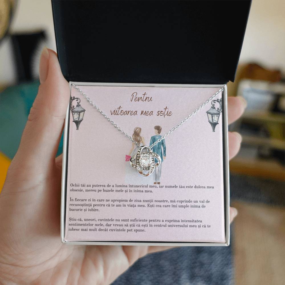 Cadou pentru sotie: Colier nodul iubirii, placat aur alb 14K, si card cu mesaj 'Pentru Viitoarea Mea Sotie'