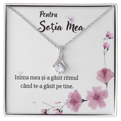 Set Colier Argint925, Cu Pandant Placat Cu Aur Alb / Aur Rose 14K, cu Mesaj Pentru Sotie - "Inima Mea si-a Gasit Ritmul cand te-a gasit pe tine"