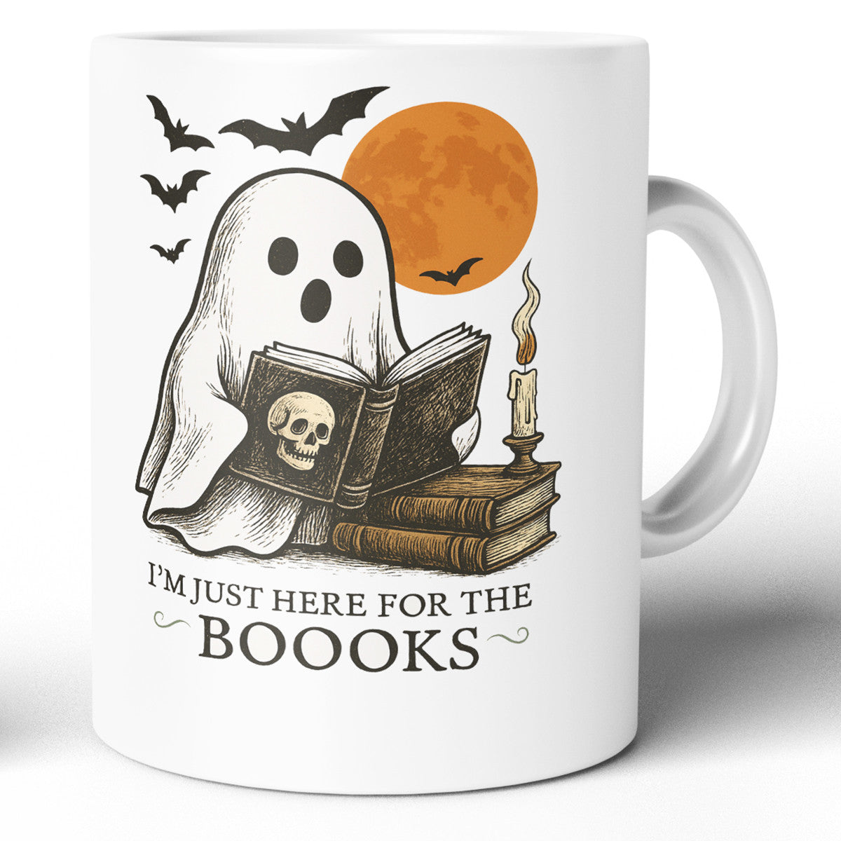 Cana Halloween 330ml, Alba, Ceramica – Fantoma Cu Carte si Lumanare, Text I’m Just Here for the Booooks
