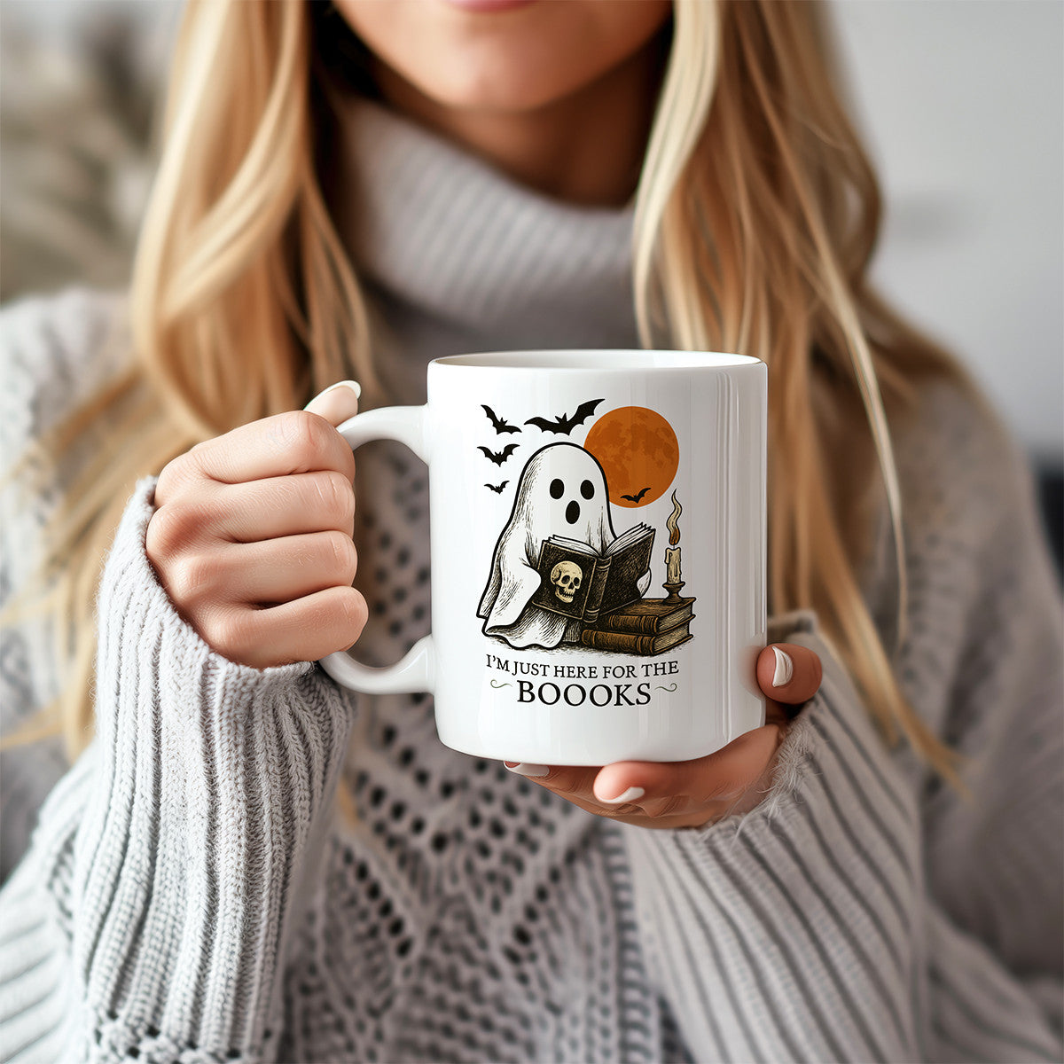 Cana Halloween 330ml, Alba, Ceramica – Fantoma Cu Carte si Lumanare, Text I’m Just Here for the Booooks