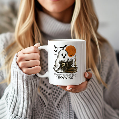 Cana Halloween 330ml, Alba, Ceramica – Fantoma Cu Carte si Lumanare, Text I’m Just Here for the Booooks
