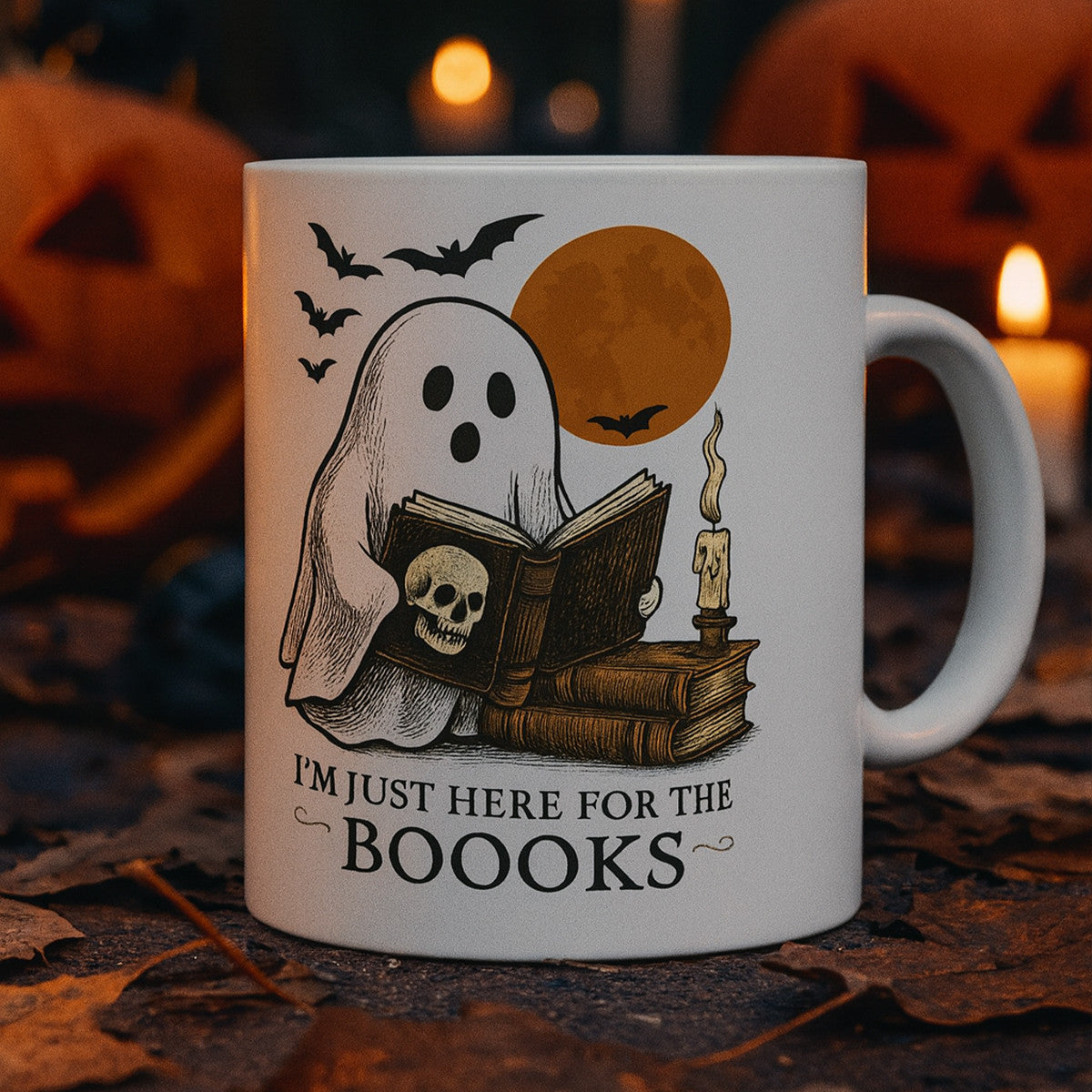 Cana Halloween 330ml, Alba, Ceramica – Fantoma Cu Carte si Lumanare, Text I’m Just Here for the Booooks