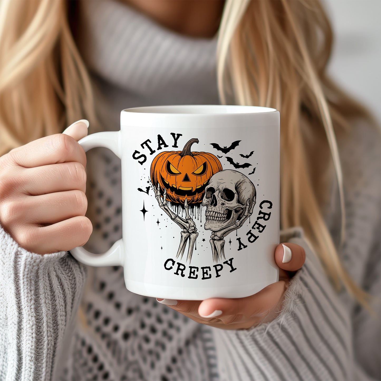 Cana Halloween 330ml – Schelet Cu Dovleac, Text Stay Creepy, Design Vintage Cu Lilieci