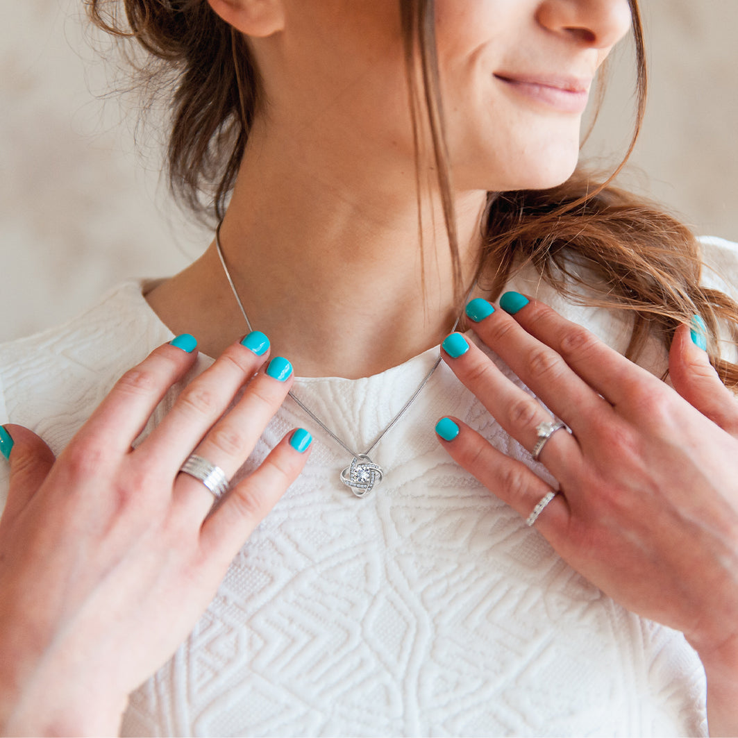 Colier Elegant JOYSTOS din Argint 925 sau Placat cu Aur Alb 18K, 3.1g, Lant Reglabil 40-45cm – Cadou Craciun pentru Mama, Sotie, Iubita, Fiica, Sora sau Nasa – „Esti magia care face sarbatorile mai frumoase”