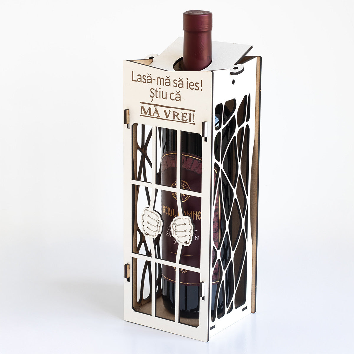 Set Cadou, Cutie din Lemn Pentru Sticla de Vin cu Gratii cu Doua Maini si Mesaj – "Lasa-ma sa ies! Stiu Ca ma Vrei."