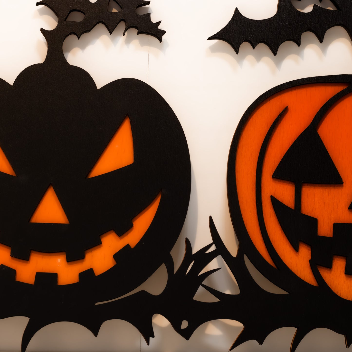 Decor Halloween Joystos Dovleci Veseli Din Lemn 55 cm – 2 Straturi Placaj Premium Negru-Portocaliu, Perfect Pentru Usa Sau Perete, Accesoriu Tematic De Sezon