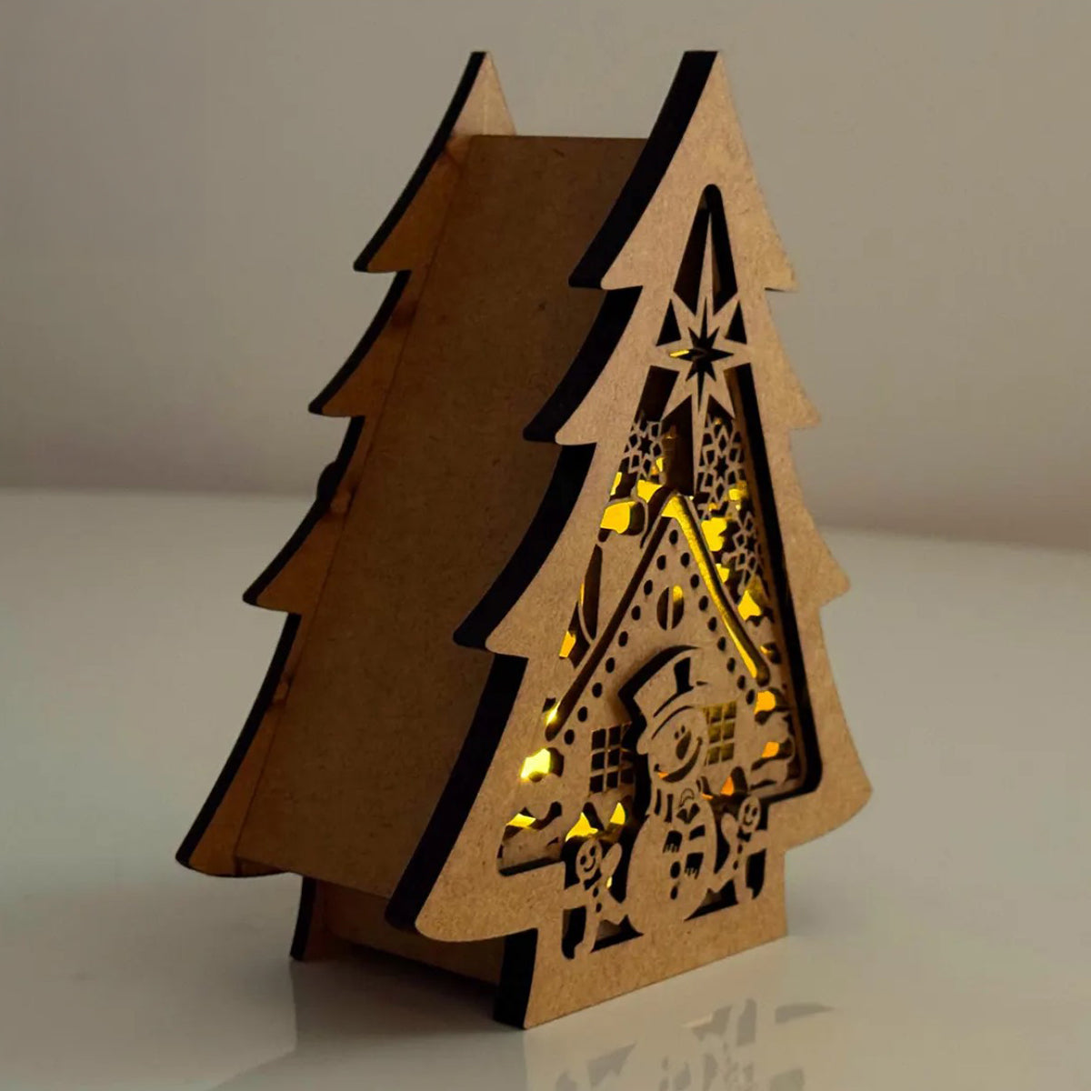 Set de 3 Case/Lampa Craciun 3D in Forma de Brad cu Figurine Om de Zapada, JOYSTOS, Elf si Cerb – Suport pentru Lumanari cu Baterie