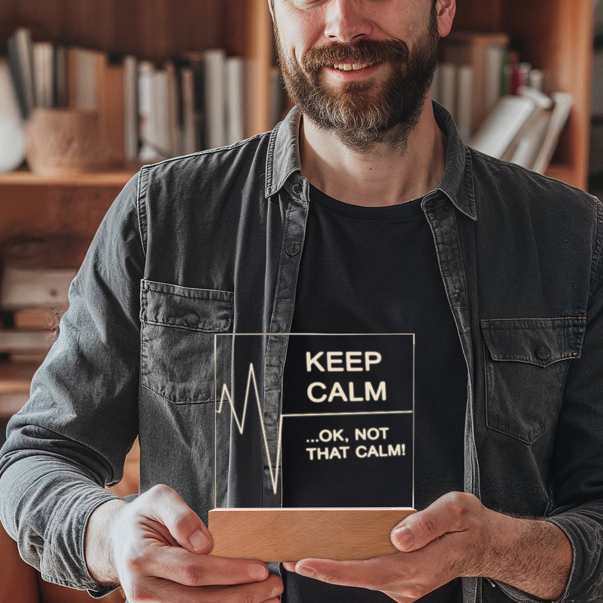 Lampa Decorativa, Joystos, Baza din Lemn cu Led, Acril de 4 mm Gravat, cu design Gravat cu Mesajul ”Keep calm. ...ok not that calm”