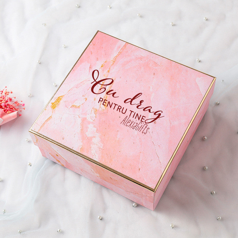 Set Cadou pentru Femei 10 Piese, Joystos, Patura pufoasa, Cana Termos, Lumanare parfumata, Masca Somn, Sosete dama, Bratara, Bomba de Baie, Sapun Diamond, Felicitare, Ambalate in pachet elegant