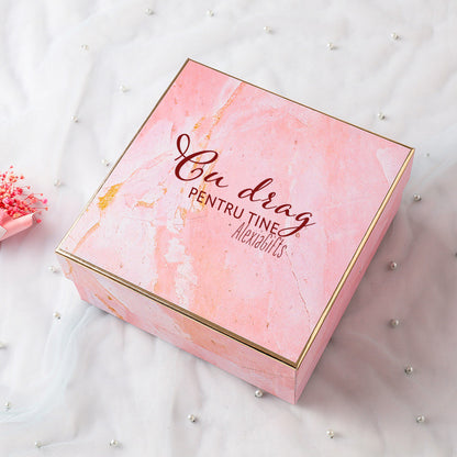 Set Cadou pentru Femei 10 Piese, Joystos, Patura pufoasa, Cana Termos, Lumanare parfumata, Masca Somn, Sosete dama, Bratara, Bomba de Baie, Sapun Diamond, Felicitare, Ambalate in pachet elegant