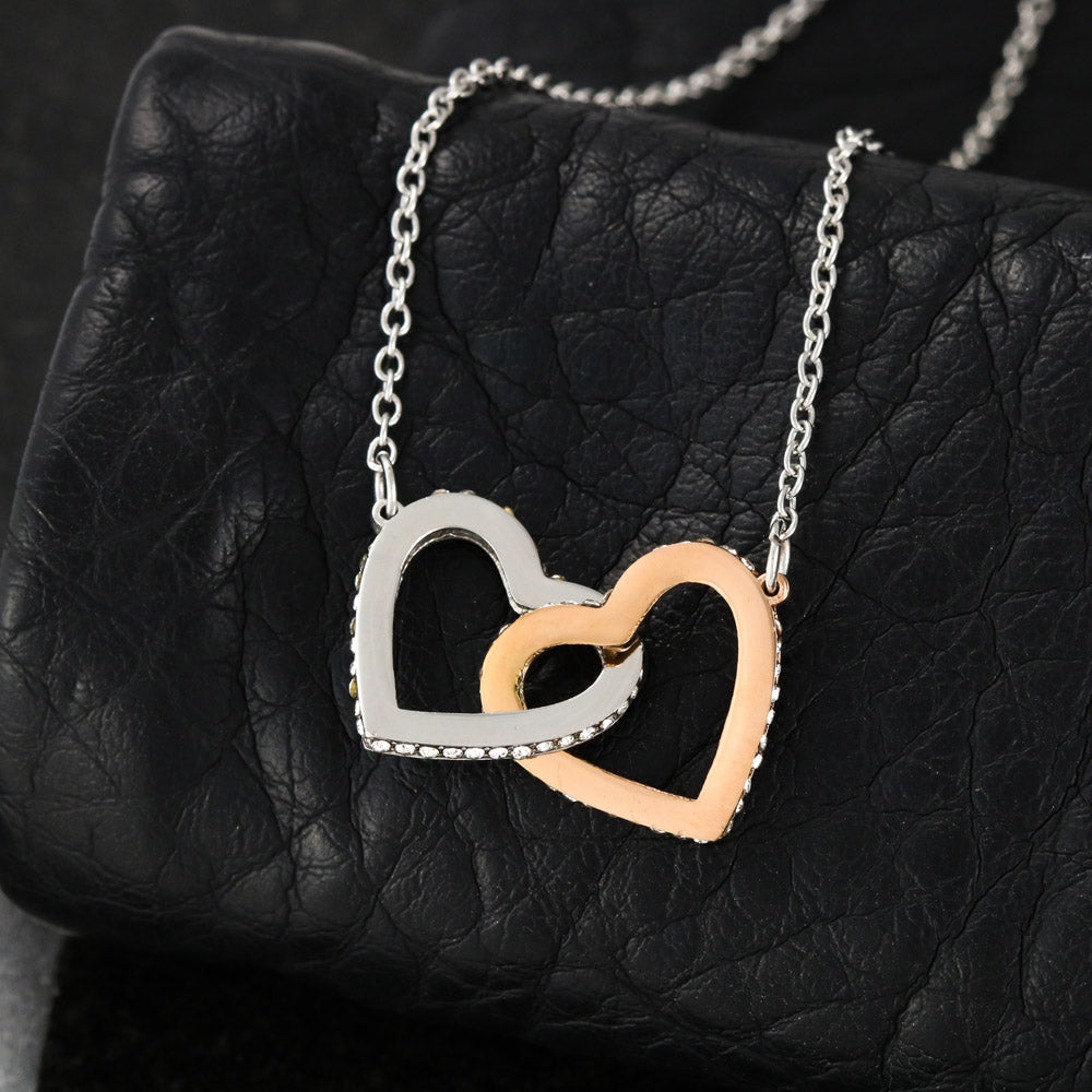 Cadou pentru iubita: Colier inimi interconectate, placat aur alb 14K, si card cu mesaj 'Eu si tu. Doua inimi mereu împreuna.'